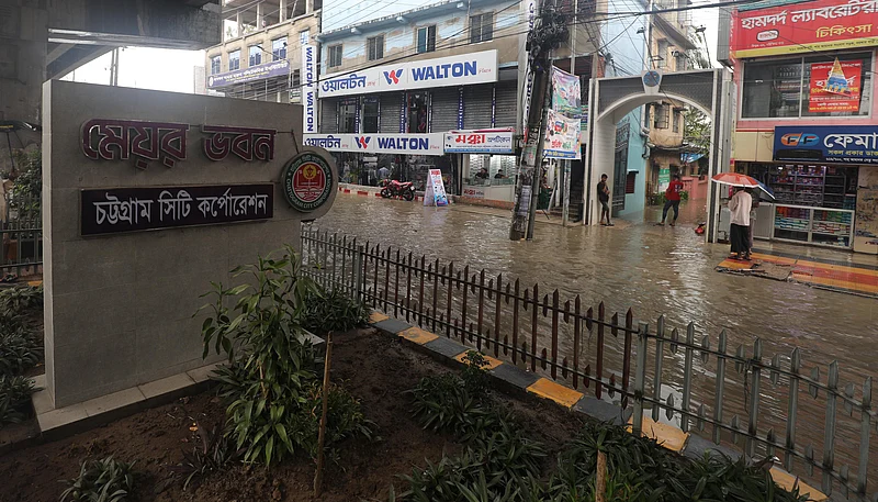 জলাবদ্ধ হয়ে আছে মেয়রের বাসভবনের সামনের সড়ক