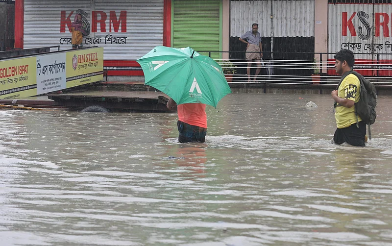 টানা বৃষ্টিতে নগরের অনেক বাড়ি ও ব্যবসাপ্রতিষ্ঠানেও পানি ঢুকেছে