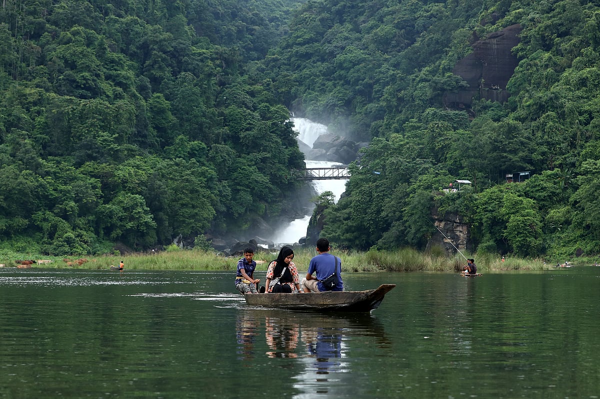 পানথুমাই ঝরনার দিকে নৌকায় চড়ে যাচ্ছেন পর্যটকেরা। 