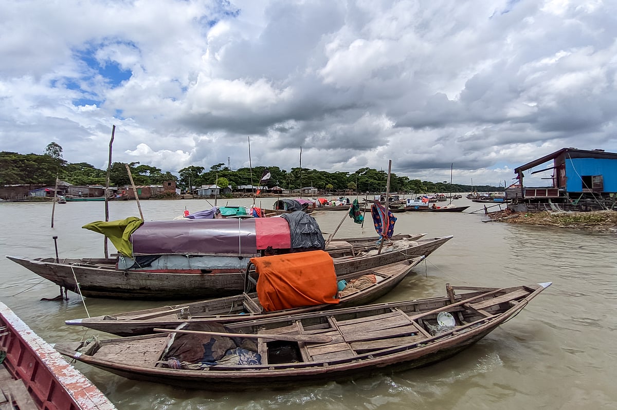 নদের তীর ঘেঁষে পানিতে ভাসমান নৌকায় মান্তা জনগোষ্ঠীর মানুষের বসবাস