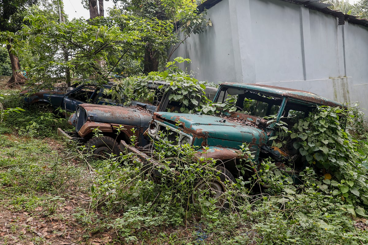 খোলা আকাশের নিচে ছড়িয়ে–ছিটিয়ে পড়ে আছে ব্যবহার অনুপযোগী গাড়িগুলো