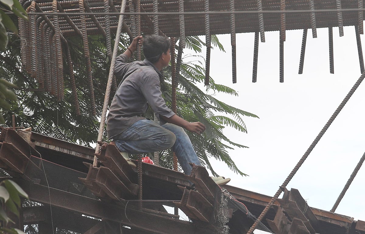 নিরাপত্তাসরঞ্জাম ছাড়া কাজ করছেন এক শ্রমিক  