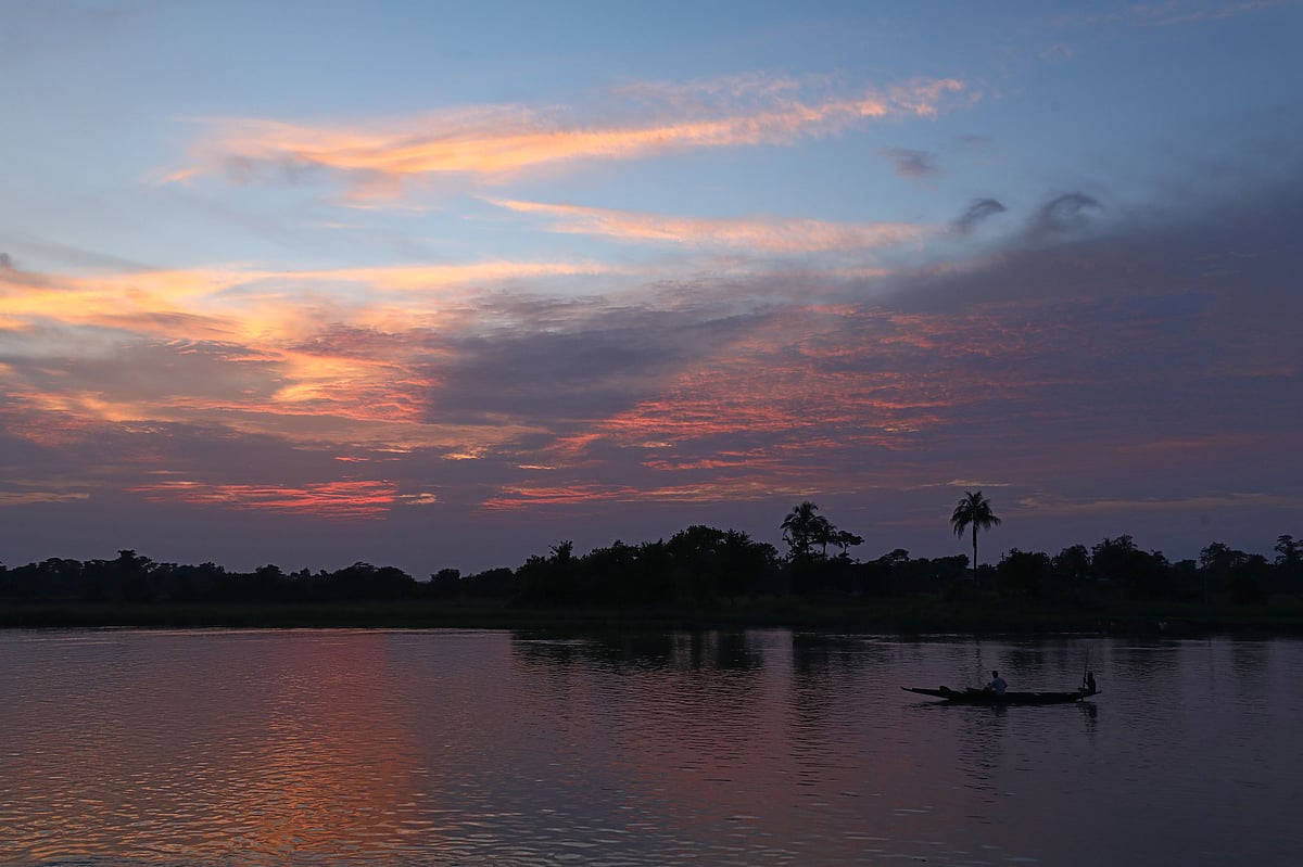 পড়ন্ত বিকেলে রঙিন সাজে আকাশ। পানিতে প্রতিফলিত সেই মনোহরা রং। সদরের চেঙ্গেরখাল এলাকায়।
