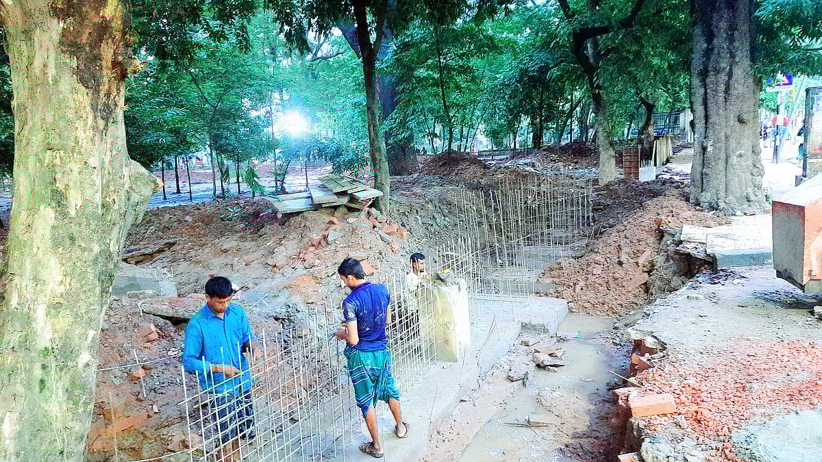 স্মৃতিস্তম্ভ বানানো হচ্ছে ঢাকা বিশ্ববিদ্যালয়ের সবুজে ঘেরা মলচত্বরে। 