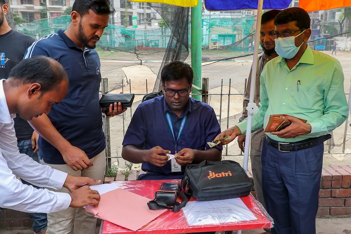  ই-টিকেটিং ব্যবস্থায় টিকিট কাটছেন যাত্রীরা