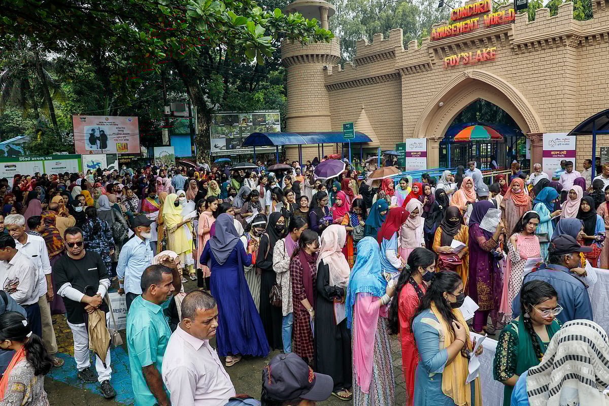 সকালে এভাবে লাইন ধরে অনুষ্ঠানস্থলে প্রবেশ করে শিক্ষার্থীরা। 