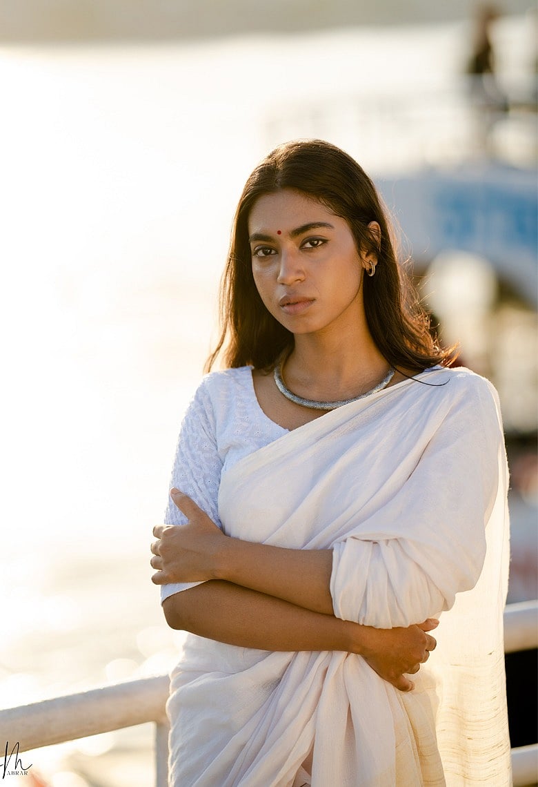 সবার মধ্যে থেকেও কি আপনি খুব একা