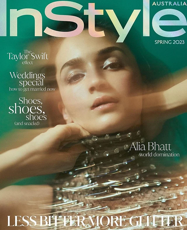 ইনস্টাইলের প্রচ্ছদে আলিয়া ভাটকে দেখা যাচ্ছে বেশ ন্যাচারাল আর মিনিমাল মেকআপে। পরেছেন হলটার নেক শিয়ার আউটফিট। পোশাকটির জমিনে বসানো অসংখ্য সাদা স্টোনের কাজ রয়েছে। ফটোশুটে আলিয়ার পুরো স্টাইলিংয়ের দায়িত্বে ছিলেন রাচেল ওয়েম্যান