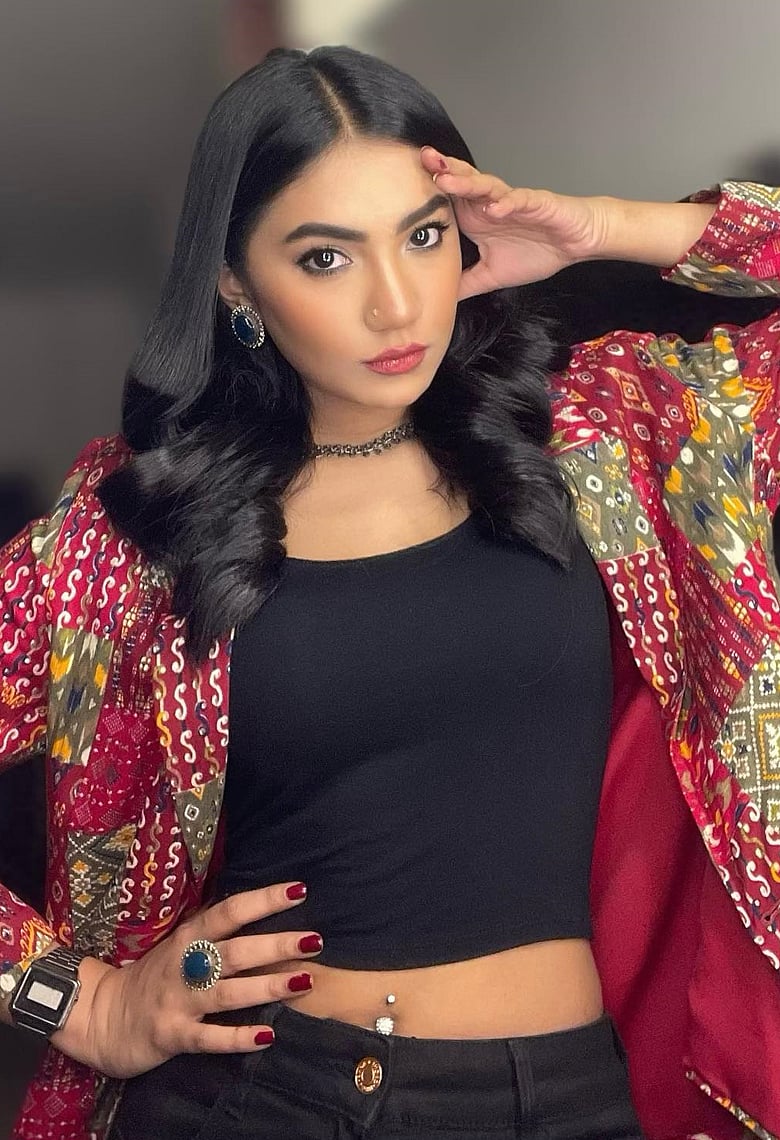 সুনেরাহ বিনতে কামালের দুটি লুক