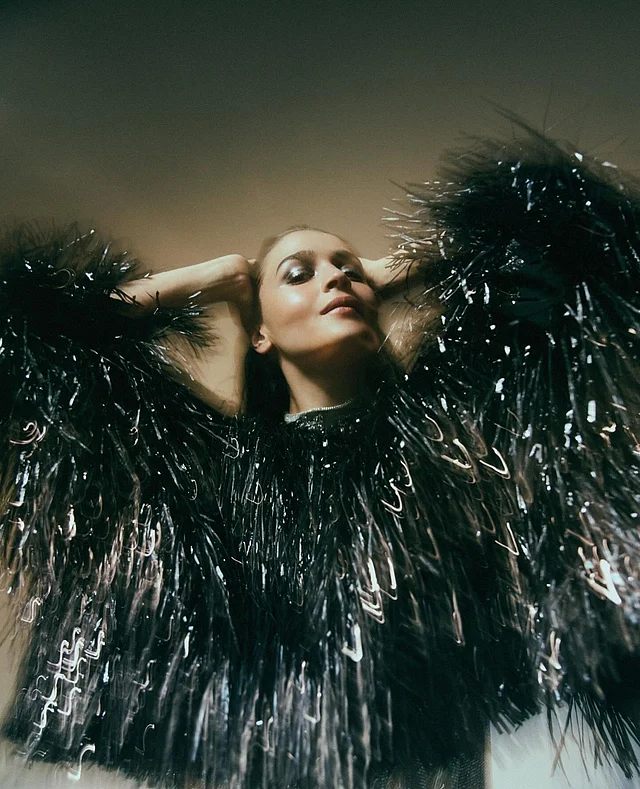 জমকালো কালো ফেদার আউটটফিটের সঙ্গে আলিয়া চোখের মেকআপেও রেখেছেন একই রঙের আইশ্যাডোর ছোঁয়া। আর ঠোঁট সাজিয়েছেন ন্যুড লিপস্টিকে