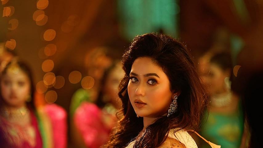 শিল্পীর সৌজন্যে