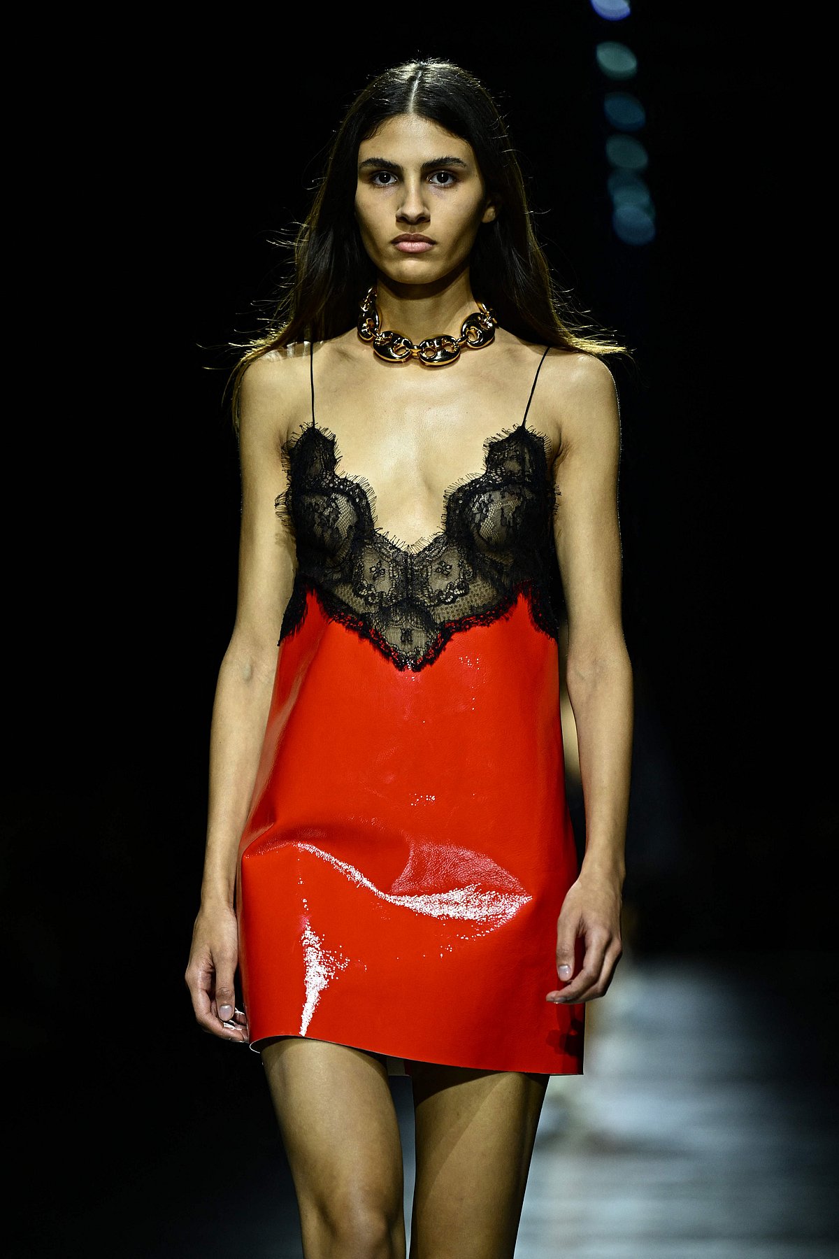 নতুন কালার ট্রেন্ড নিয়ে মিলান ফ্যাশন উইকে গুচি