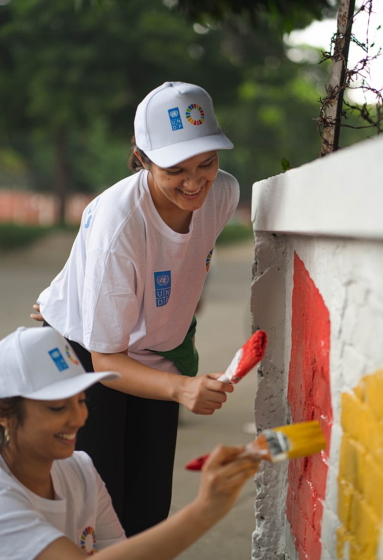 ঢাকার রাস্তা রাঙাতে অনন্য উদ্যোগ