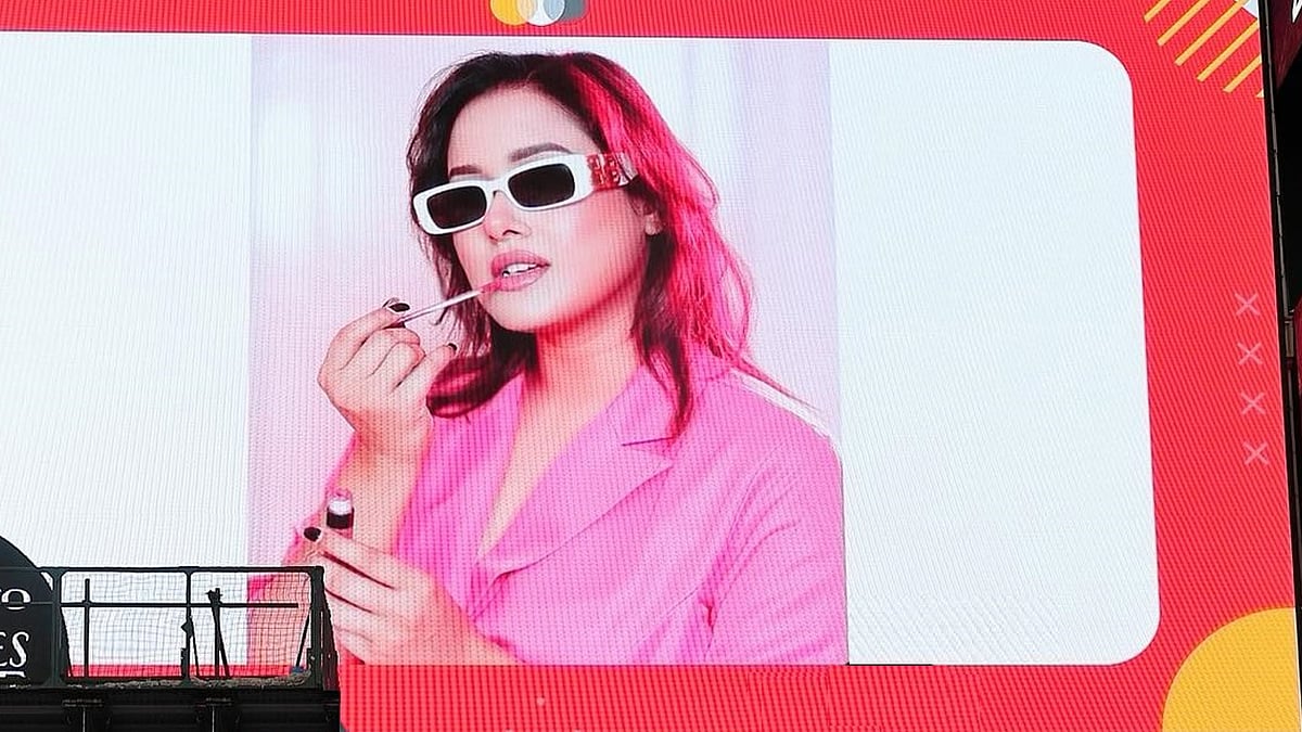 টাইমস স্কয়ার-এর বিলবোর্ডে ফারনাজ আলম