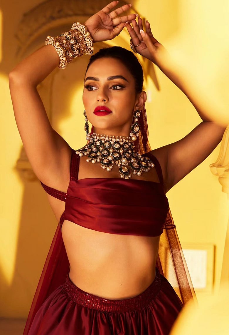 আকর্ষণীয় দুই লুকে নুসরাত ফারিয়া