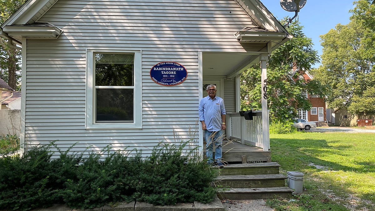 ‘রবীন্দ্রনাথ যে বাড়িতে থাকতেন, কাগজের খবর অনুসারে, বাড়িটা এখন দুজন ভারতীয় বাঙালি কিনে নিয়েছেন রবীন্দ্রচর্চাকেন্দ্র করবেন বলে।’