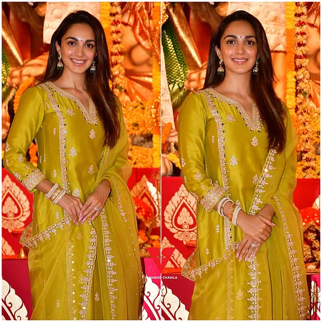 কিয়ারা আদভানি এসেছিলেন কলাপাতা সবুজ রঙের কুর্তা সেটে। সবুজ জমিনে খুব সুন্দর এমব্রয়ডারি করা। রয়েছে লেইস, সিকুইন আর মিরর ওয়ার্ক। জামা আর ওড়নায় একই নকশা ফুটে উঠেছে। অভিনেত্রী এই উজ্জ্বল সুন্দর পোশাকটির সঙ্গে সেজেছেন গ্লসি ন্যুড মেকআপে। ঠোঁটে ন্যুড পিঙ্ক লিপগ্লস, চোখে মাশকারা আর সুন্দর করে আঁকা ভ্রু যুগলের মাঝে শোভা পাচ্ছে মেজেন্টা রঙের ছোট টিপ। ছেড়ে রেখেছেন চুল। কানে পরেছেন গোল্ডেন সবুজ ঝুমকা। তাঁর হাতে শোভা বাড়িয়েছে মুক্তা আর গোল্ডের চুড়ি। এথনিক সাজপোশাকে বেশ সুন্দর লাগছে অভিনেত্রীকে।  