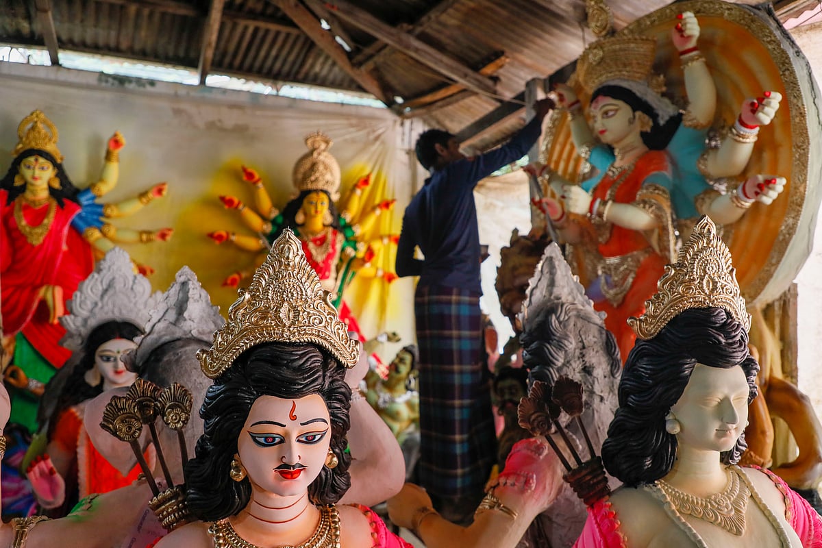 একের পর এক প্রতিমার রঙের কাজ শেষ করা হচ্ছে 