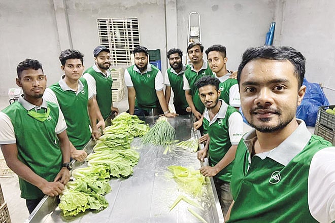 সবজিগ্রামের সহউদ্যোক্তা রাহাত কবীরের (ডানে) সেলফিতে প্রতিষ্ঠানটির কর্মীদের একাংশ