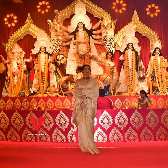  দুর্গাপূজার সঙ্গে শাড়ি যেন ওতপ্রোতভাবে জড়িয়ে আছে। জনপ্রিয় তারকা অভিনেত্রী রানী মুখার্জি এসেছিলেন শাড়িতেই। মেটালিক সেমি শিয়ার শাড়িতে বেশ সুন্দর লাগছিল তাঁকে। এর সঙ্গে ম্যাচিং স্লিভলেস ব্লাউজ পরেছেন তিনি। গলায় পরেছেন রুবি চোকার নেকলেস, হাতে শাঁখা, পলা ও চুড়ি। এর সঙ্গে তাঁর সাজে ফুটে উঠেছে ঠোঁটের  সাহসী লাল লিপস্টিক, কাজল কালো চোখ আর পাথরের টিপ। মাঝ সিঁথি করা হেয়ারস্টাইলে খুব বেশি কারসাজি করেননি রানী। তাই বেছে নিয়েছেন লো বান। 