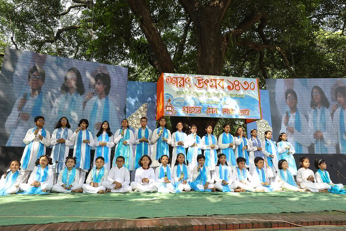 দলীয় আবৃত্তি করছে শিশু–কিশোরদের সংগঠন শিল্পবৃত্তের ক্ষুদে শিল্পীরা।