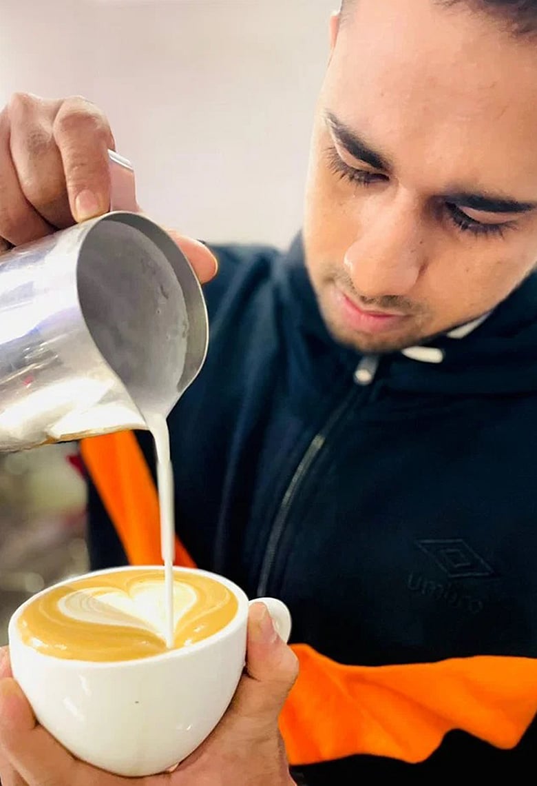 কফির পেয়ালায় নিপুণ হাতে ছবি আঁকেন যে কফিপ্রেমী বাংলাদেশি তরুণ