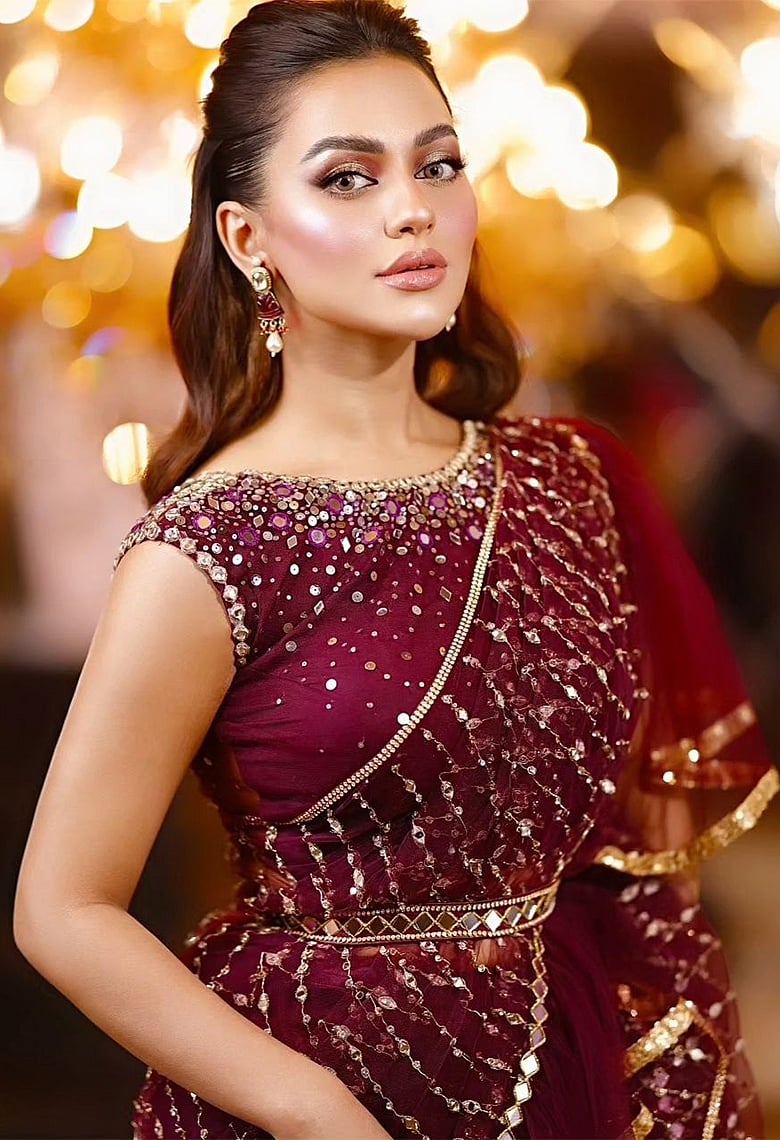 নানা ঢঙের শাড়ির লুকে গ্ল্যামারাস নুসরাত ফারিয়া