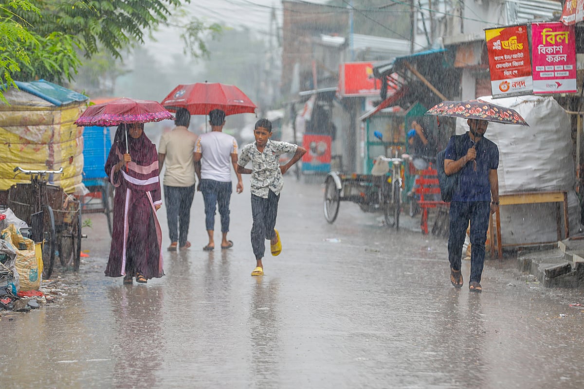 সকালের বৃষ্টিতে ভোগান্তিতে পড়েন কাজে বের হওয়া মানুষ।