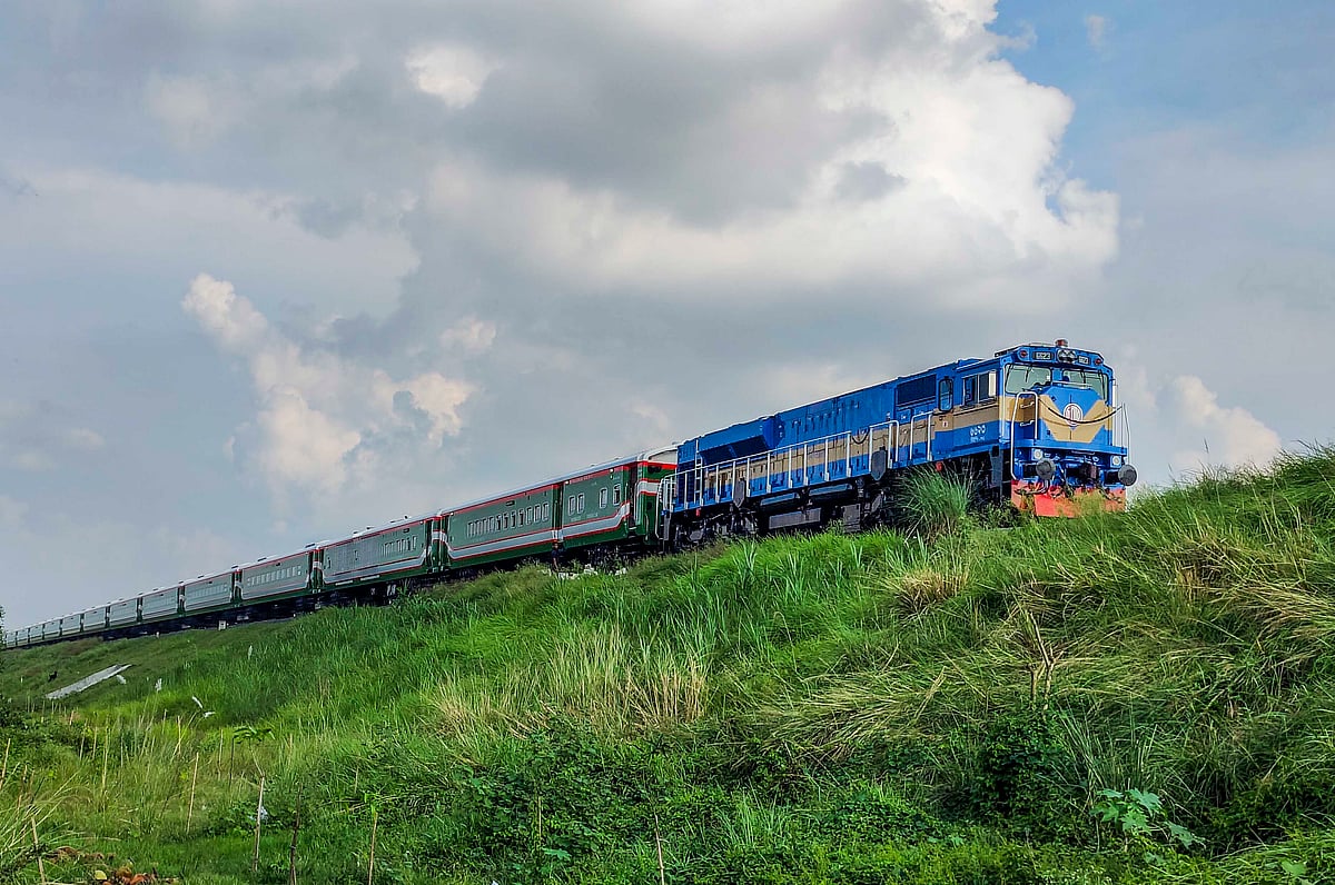 ফরিদপুরের ভাঙ্গা থেকে মাওয়ার পথে পরীক্ষামূলকভাবে চলাচল করা ট্রেন