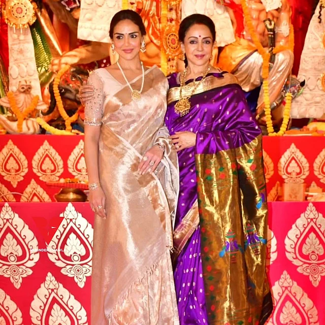 
 স্বনামধন্য অভিনেত্রী হেমা মালিনী ও কন্যা এশা দেওল ফ্রেমবন্দী হয়েছে একই সঙ্গে। মা-মেয়ে খুব সুন্দরভাবে সেজে এসেছিলেন। দুজনেই মণ্ডপে উপস্থিত হন শাড়িতে। জাঁকজমকপূর্ণ বেগুনি ও গোল্ডেন রঙের সিল্কের কাঞ্জিভরম পরেন হেমা মালিনী। এর সঙ্গে বেছে নিয়েছেন গোল্ডেন গয়না। আর এশা দেওল হাফহাতা সিকুইনড ব্লাউজের সঙ্গে পরেন একটি মেটালিক সেমি শিয়ার শাড়ি। তাঁর গলায় শোভা পাচ্ছে মুক্তার নেকপিস।