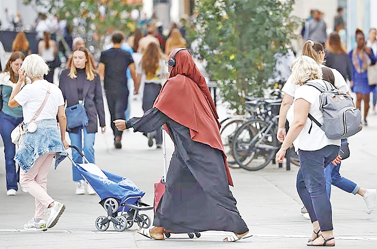 মুসলিম নারীরা কী ধরনের পোশাক পরবেন, তা ফরাসি সরকারের কাছে বিশেষ আগ্রহের বিষয় হয়ে উঠেছে
