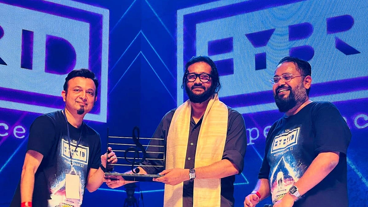 সংগীতাঙ্গনে তিন যুগের পথচলা গীতিকার, সুরকার ও সংগীত পরিচালক প্রিন্স মাহমুদের। এই পথচলায় অনেক সম্মাননা পেয়েছেন তিনি। কিন্তু গতকাল বৃহস্পতিবার রাতে ‘মেগা রক ইভেন্ট দ্য হাইব্রিড এক্সপেরিয়েন্স ২’ নামের একটি সম্মাননা পেয়েছেন তিনি। এটি নিয়ে খুব উচ্ছ্বসিত তিনি। ফেসবুকে কয়েকটি স্থিরচিত্র পোস্ট করে লিখেছেন, ‘জীবনে অনেক সম্মান পেয়েছি, মেগা রক ইভেন্ট দ্য হাইব্রিড এক্সপেরিয়েন্স ২-এর এই সম্মান সত্যিই অনন্য। আজকের রাতটা ভোলার নয়। প্রত্যাশার চেয়ে প্রাপ্তিযোগ অনেক বেশি। সংশ্লিষ্ট প্রিয় মানুষগুলো আর দুর্দান্ত ব্যান্ডগুলোর জন্য অনেক অনেক ভালোবাসা।’