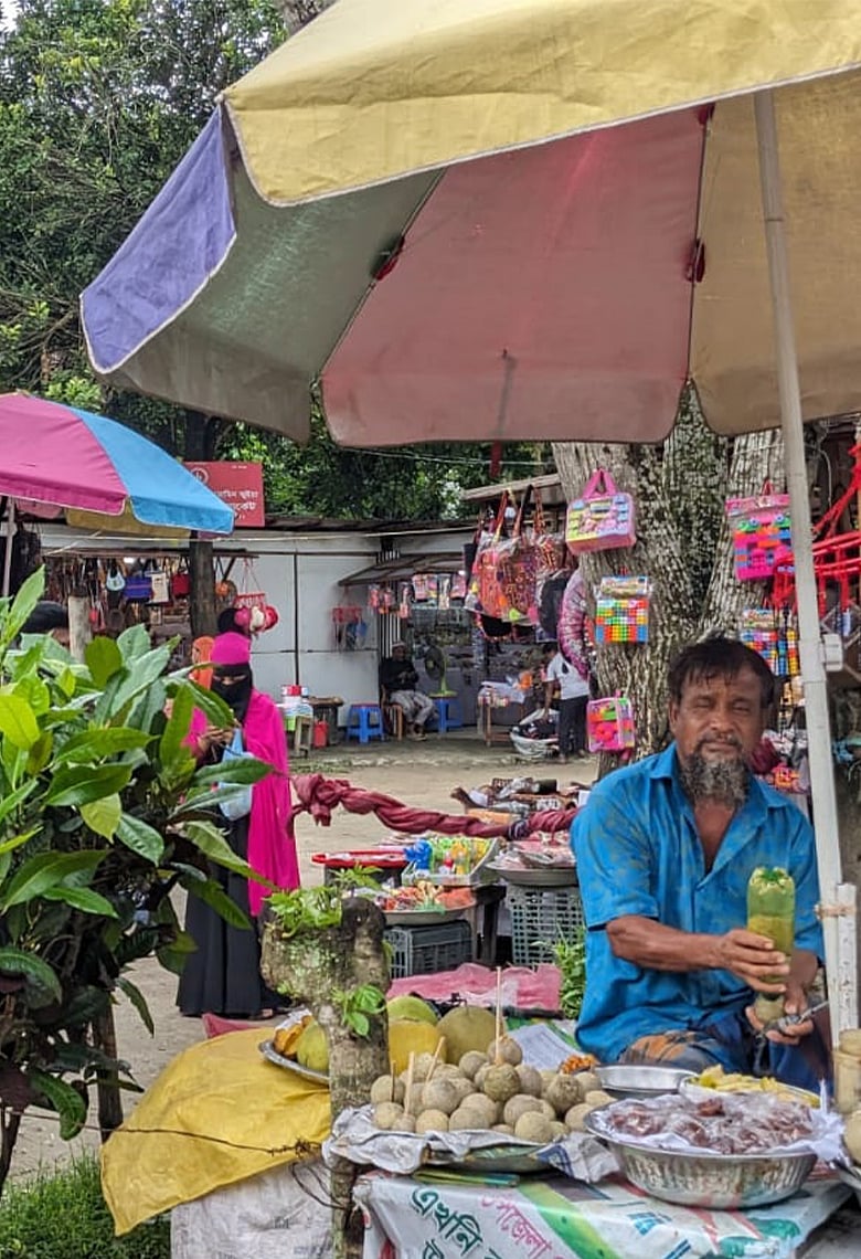 সোনারগাঁয়ে ঘুরতে গেলে যে স্ট্রিট ফুডগুলো চেখে দেখতে পারেন