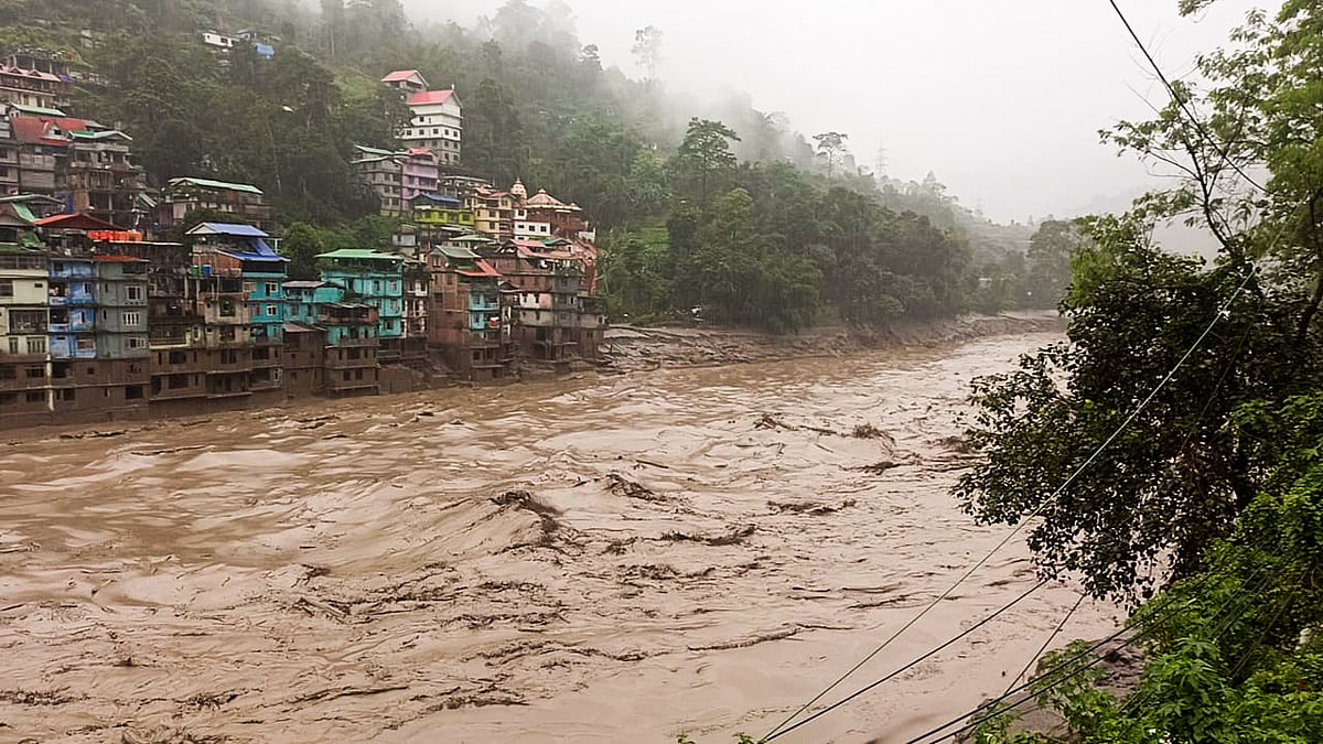 অতিবৃষ্টির জেরে দেখা দিয়েছে আকস্মিক বন্যা। 