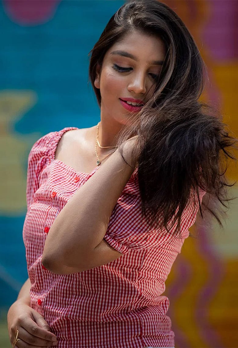 শুষ্ক আবহাওয়ায়ও প্রাণবন্ত চুল পেতে নিতে হবে বিশেষ যত্ন