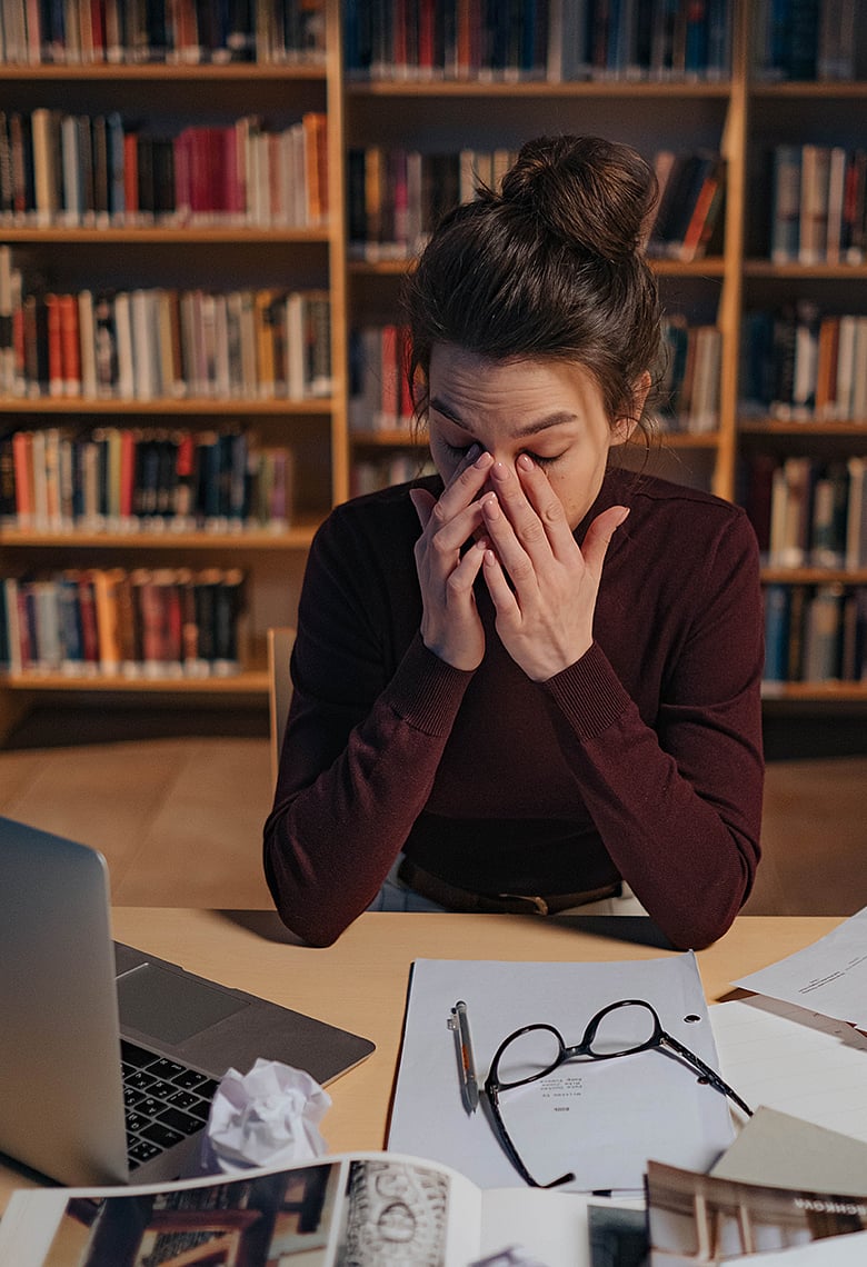 কাজ করতে করতে ঘুম পেলে জেগে থাকার ৭ উপায়