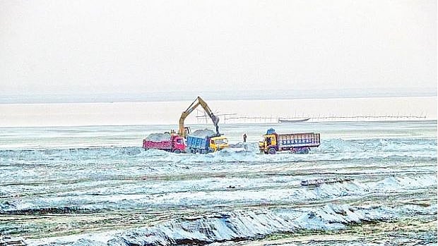 ‘নগরায়ণের কারণে আবাসন ও অবকাঠামো নির্মাণ খাতে বালুর চাহিদা বেড়েই চলেছে।’