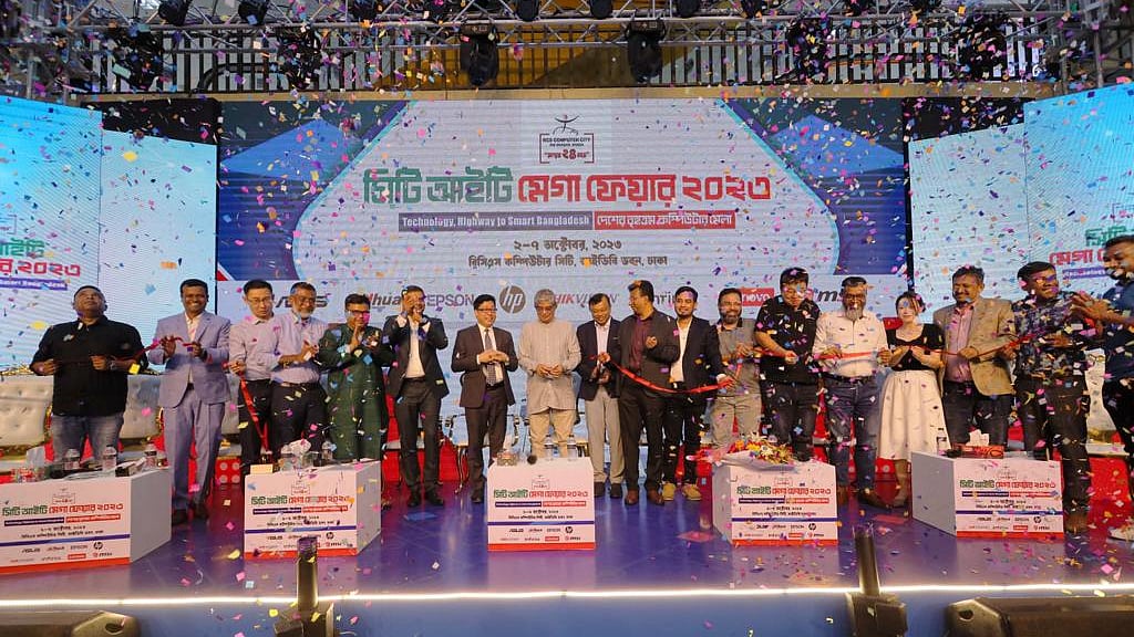 মেলার উদ্বোধন করছেন মোস্তাফা জব্বার (মাঝে)