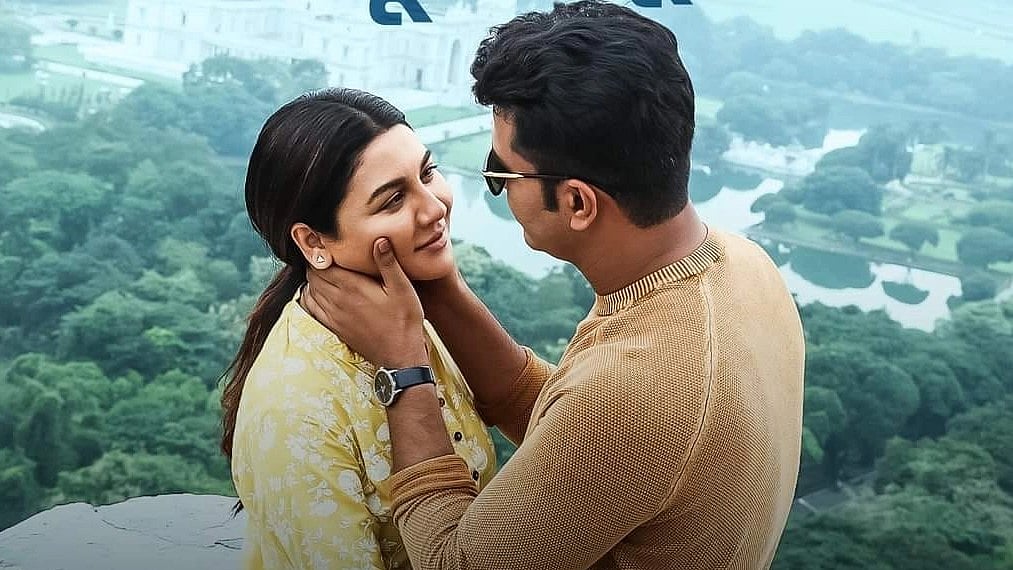 ‘দশম অবতার’ ছবিতে অভিনয় করে আলোচনায় বাংলাদেশি অভিনয়শিল্পী জয়া আহসান। এই পূজায় ছবিটি প্রেক্ষাগৃহে মুক্তি পাবে। তার আগেই সম্প্রতি ছবির ‘বাউন্ডুলে ঘুড়ি’ শিরোনামে একটি গানও প্রকাশিত হয়েছে। গানটি নিজের ফেসবুক ওয়ালে শেয়ার করে ক্যাপশনে লিখেছেন, ‘মুখগুলো পাল্টে যায়, কিন্তু ভালোবাসা একই থাকে...।’