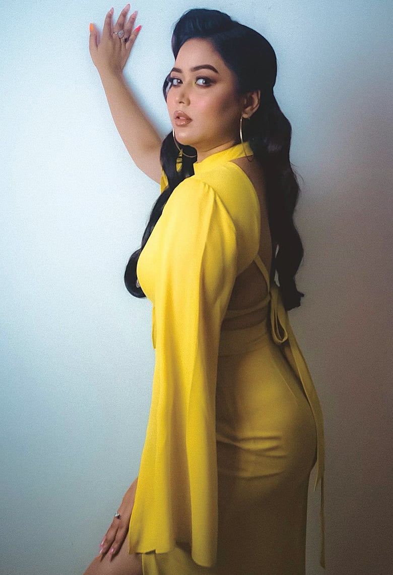 গাউনে আবেদন ছড়ালেন ভাবনা