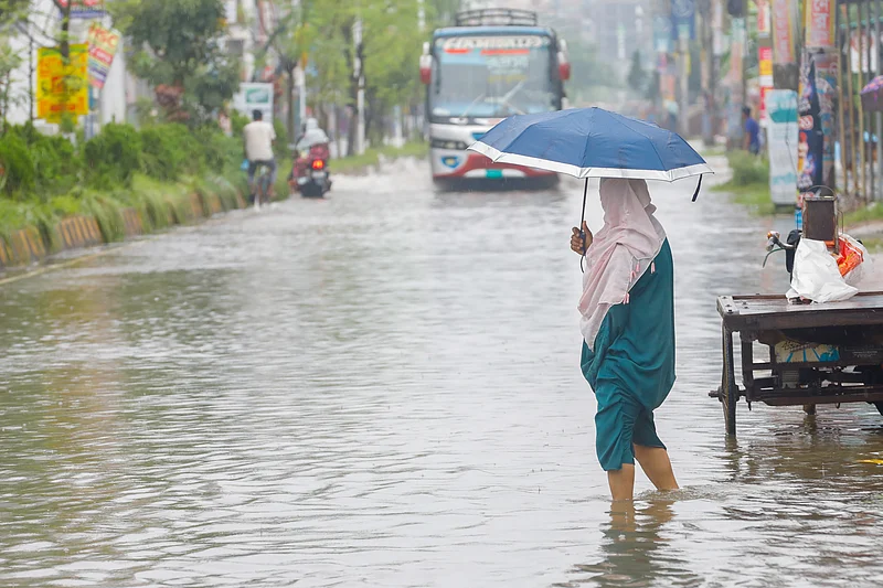 ভারী বৃষ্টিতে তলিয়েছে খুলনার অনেক সড়ক। বাস আসছে পানি ছড়িয়ে। তাই পথচারী ভয়ে রাস্তা পার হচ্ছে না।