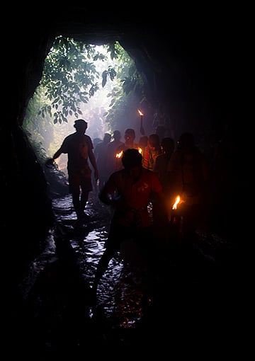 ৩০০ বছরের প্রাচীন রহস্যময় এক গুহা