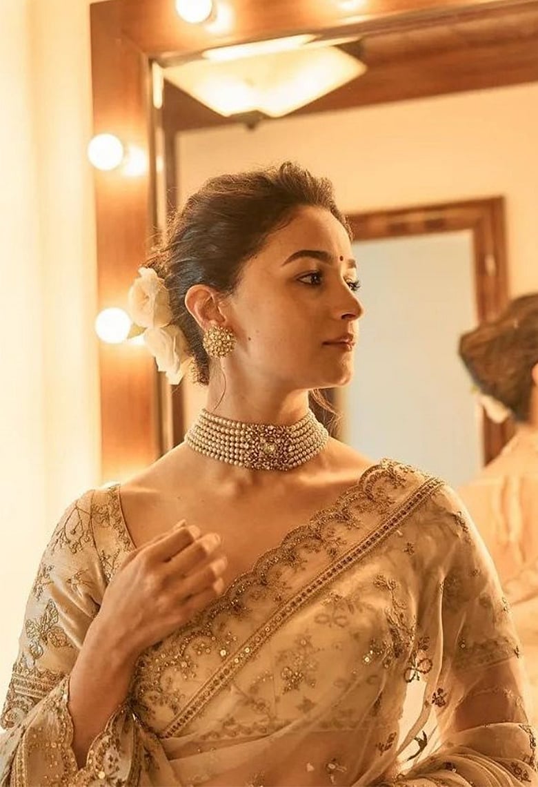 আলিয়া ভাট যে কারণে বিয়ের শাড়ি পরেই জাতীয় পুরস্কার গ্রহণ করলেন