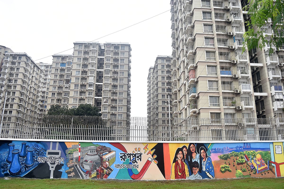 উৎসবের আমেজে সেজেছে রূপপুর এলাকা। গ্রিন সিটির দেয়ালজুড়ে আঁকা হয়েছে ছবি। গ্রিন সিটি, ঈশ্বরদী, পাবনা।