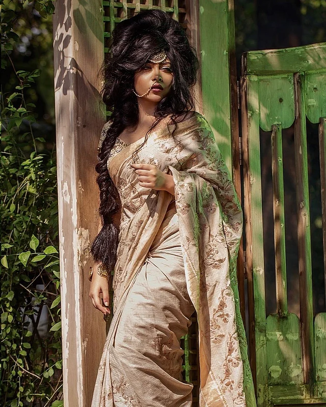 সাজপোশাকে ঐতিহ্যবাহী সবকিছু থাকলেও লুকে জেফার ঘরানার কিছু থাকবেই