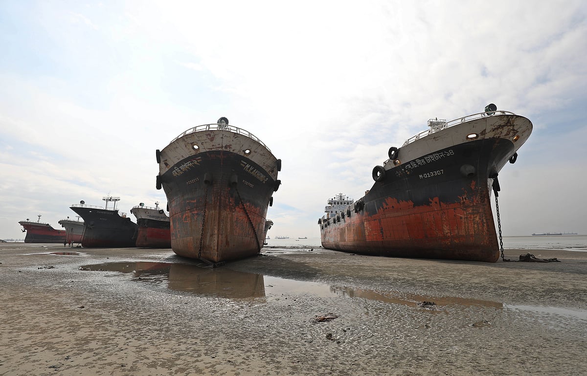 মিধিলির প্রভাবে তীরে চলে আসে বেশ কিছু জাহাজ। 