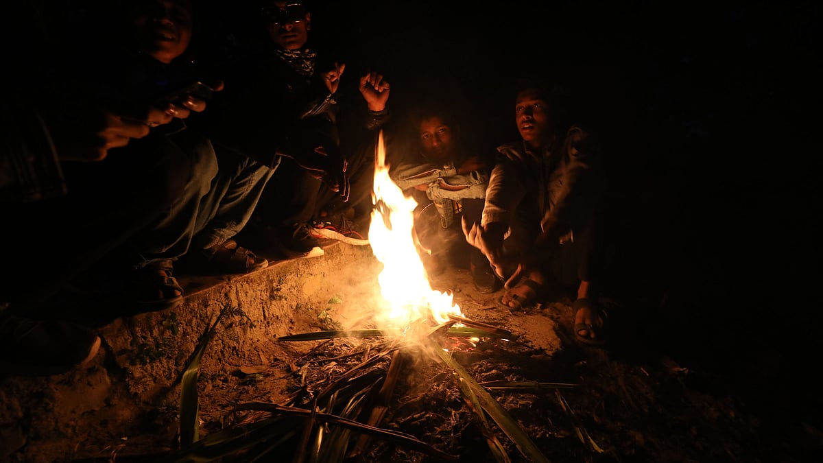 শীতের মধ্যে আগুন জ্বেলে এভাবেই ভোর পর্যন্ত অপেক্ষা করেন পর্যটকেরা। ভোর হলেই দেখতে যান কাঞ্চনজঙ্ঘা।