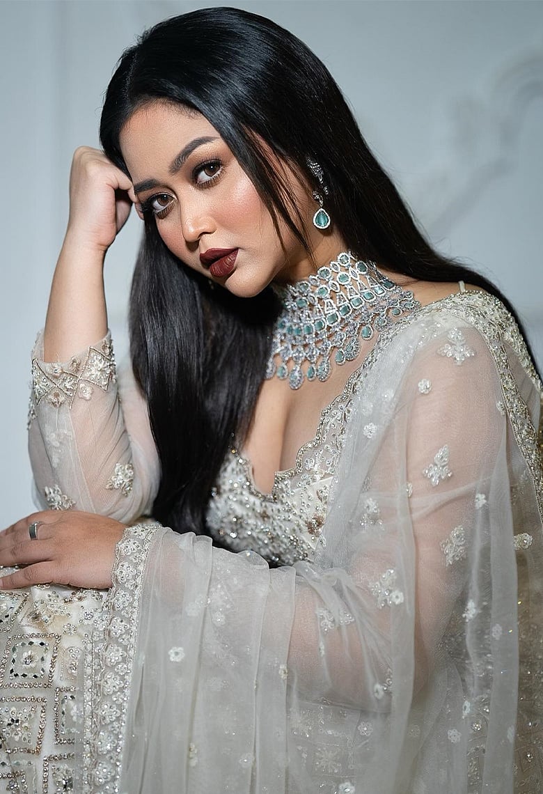 নিমন্ত্রণের সাজে গ্ল্যামারাস ভাবনা