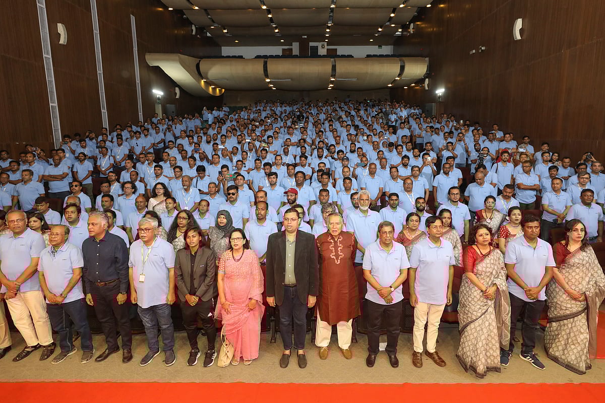 জাতীয় সংগীতের মধ্য দিয়ে শুরু হয় প্রথম আলোর রজতজয়ন্তীর অনুষ্ঠান। 