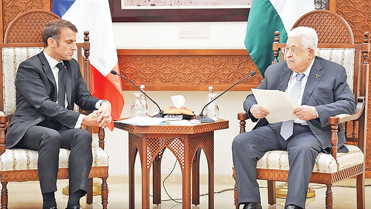 ফ্রান্সের প্রেসিডেন্ট এমানুয়েল মাখোঁ সম্প্রতি ফিলিস্তিনের প্রেসিডেন্ট মাহমুদ আব্বাসের সঙ্গে বৈঠক করেন